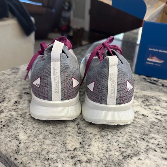 Brooks Levitate Women's Sneakers - Gray and Pink - Picture 5 of 9